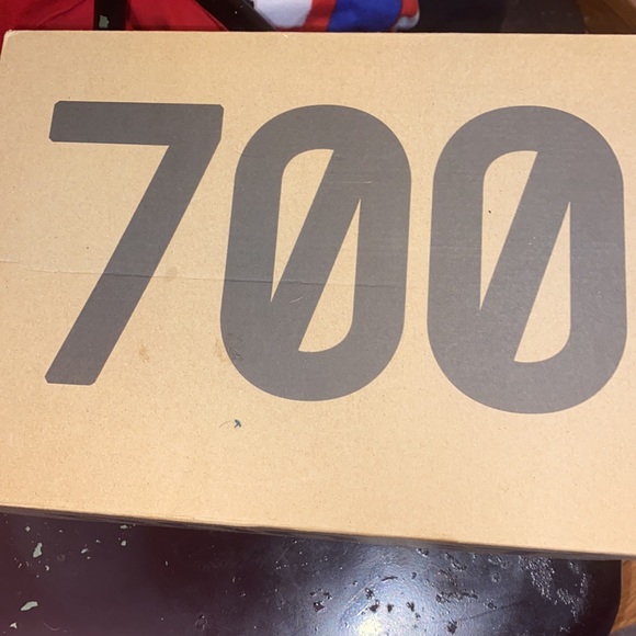 Yeezy Boost 700 V2 “Vanta” - Picture 7 of 9